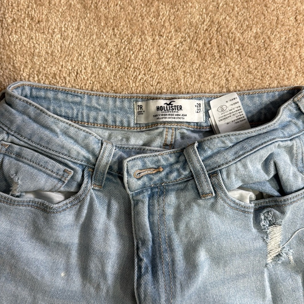 Hollister Curvy High Rise Mom Jean 
size 7R
Light wash - Picture 3 of 7